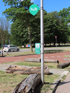 915148 Afbeelding van twee bordjes van de 'Hub Max Pax Lux' voor elektrische deelfietsen bij het Europaplein te Utrecht.